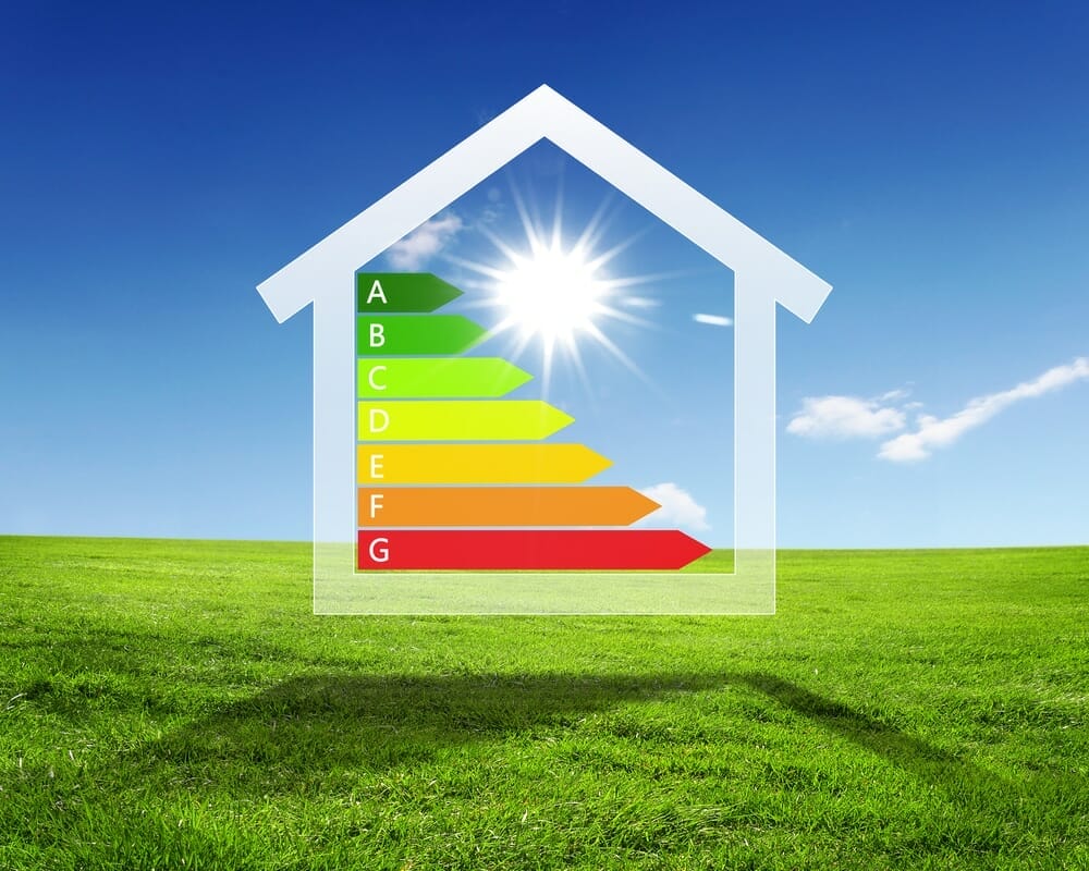 Un croquis de maison sur une pelouse représentant un symbole d'efficacité énergétique