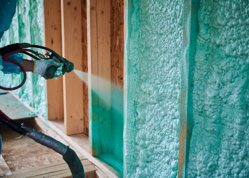 Un entrepreneur en isolation à Trois-Rivières installe de la mousse de polyuréthane dans les murs d'une nouvelle construction