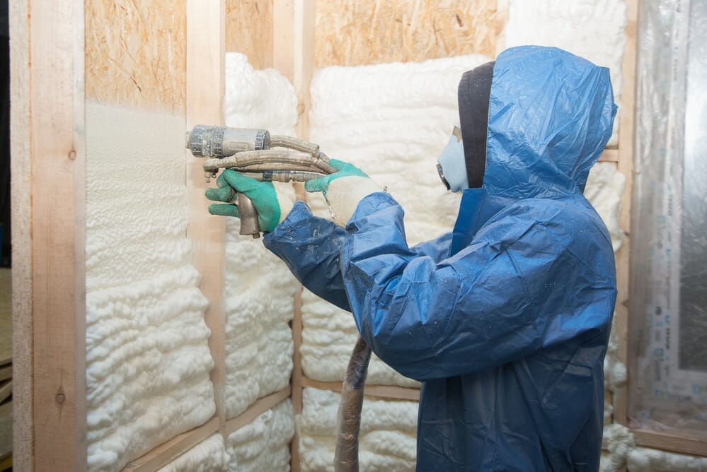 Un entrepreneur en Isolation à Trois-Rivières en Mauricie isole un mur intérieur avec de la mousse de polyuréthane pulvérisée à cellules ouvertes