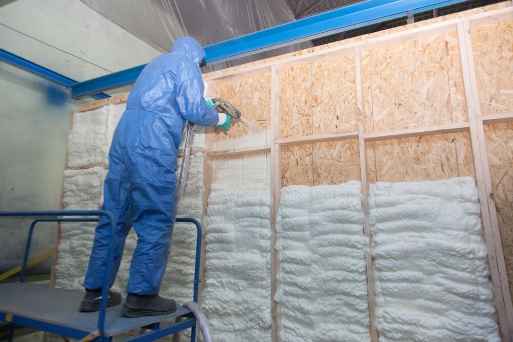 Isolation commerciale polyuréthane pulvérisé dans un bâtiment en acier à Trois-Rivières