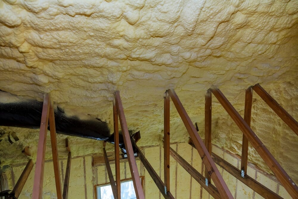 Isolation thermique en polyuréthane giclé de l'entretoit et des murs d'une nouvelle maison à Trois-Rivières