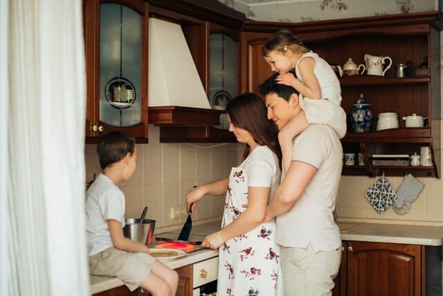 Une famille heureuse prépare à manger dans une maison confortable à Trois-Rivières